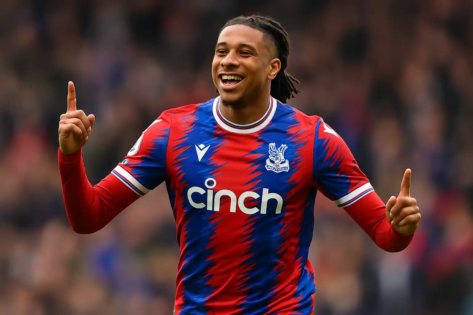 Michael Olise ăn mừng bàn thắng trong sắc áo Palace